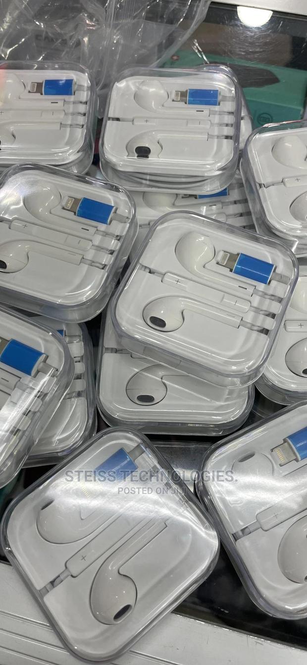 iPhone 11 Wired Earphones. - main view