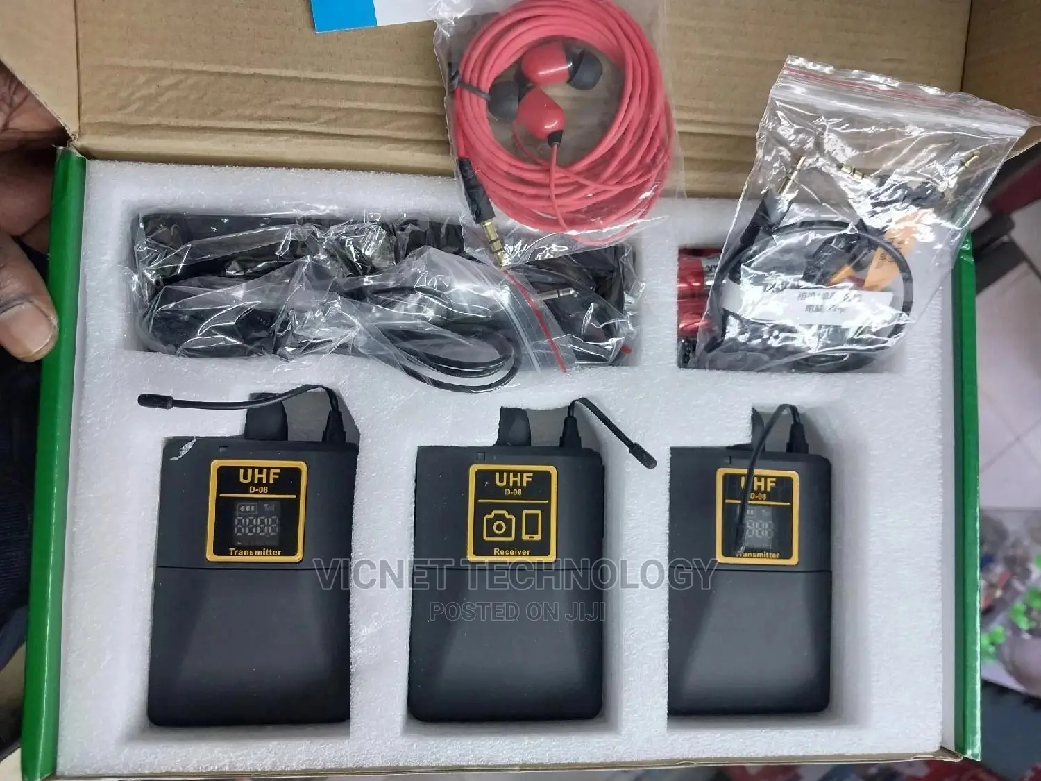 Dual Channel Uhf Wireless Lapel Lavalier Microphone