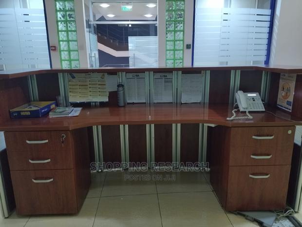 Reception Counter With Aluminium Partition - thumbnail 3