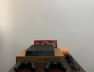 Slim Play Station 4, 2 Pads, Used