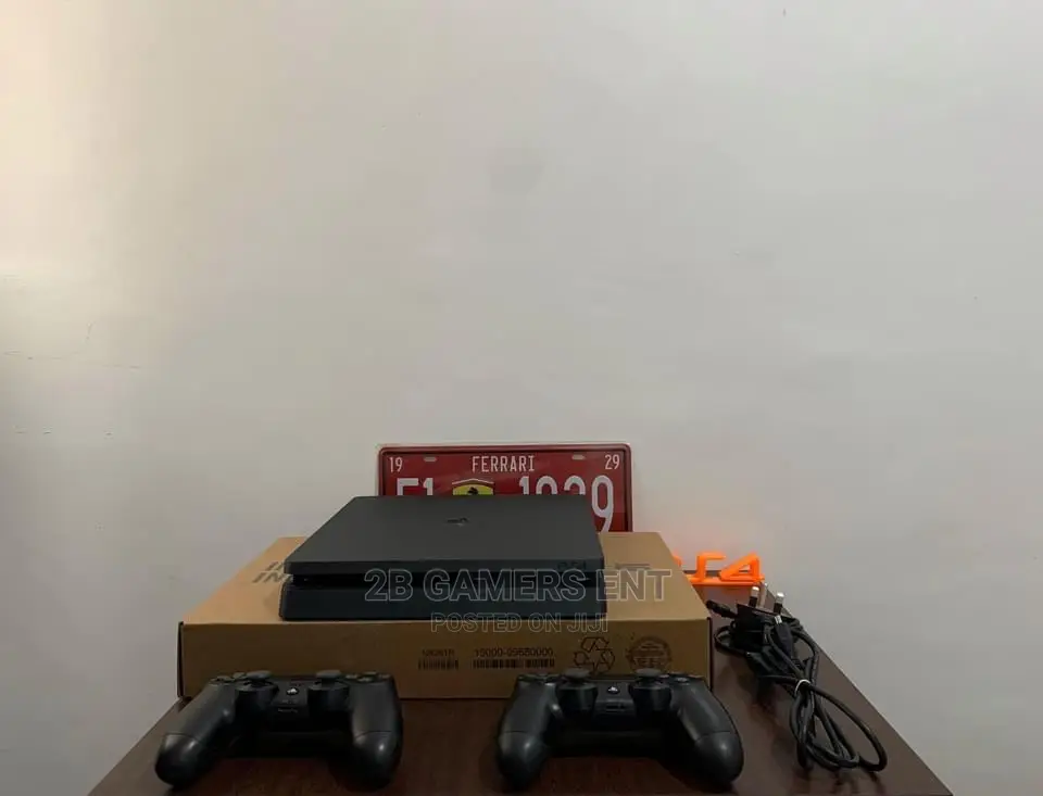 Slim Play Station 4, 2 Pads, Used