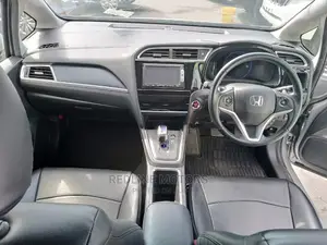 Honda Fit Shuttle 1.5 Hybrid 2WD 2016 Silver