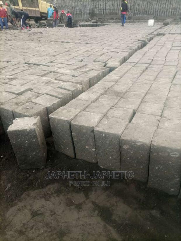 Ndarugo Machine Cuts Stones•