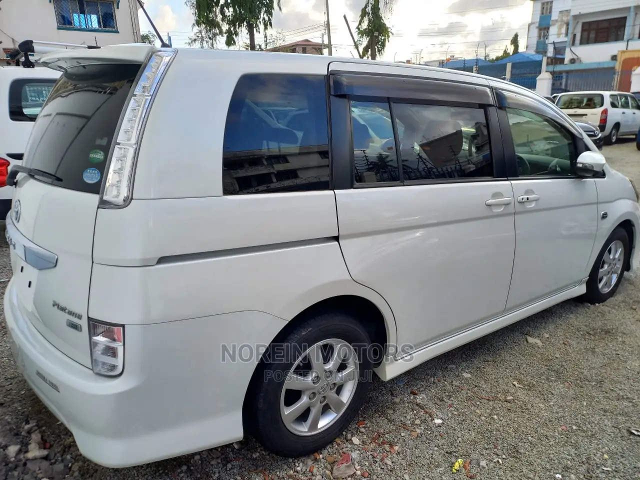 Toyota ISIS 2015 White