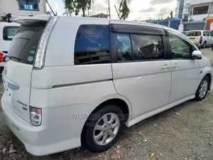 Toyota ISIS 2015 White