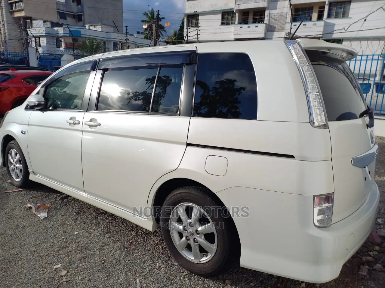 Toyota ISIS 2015 White