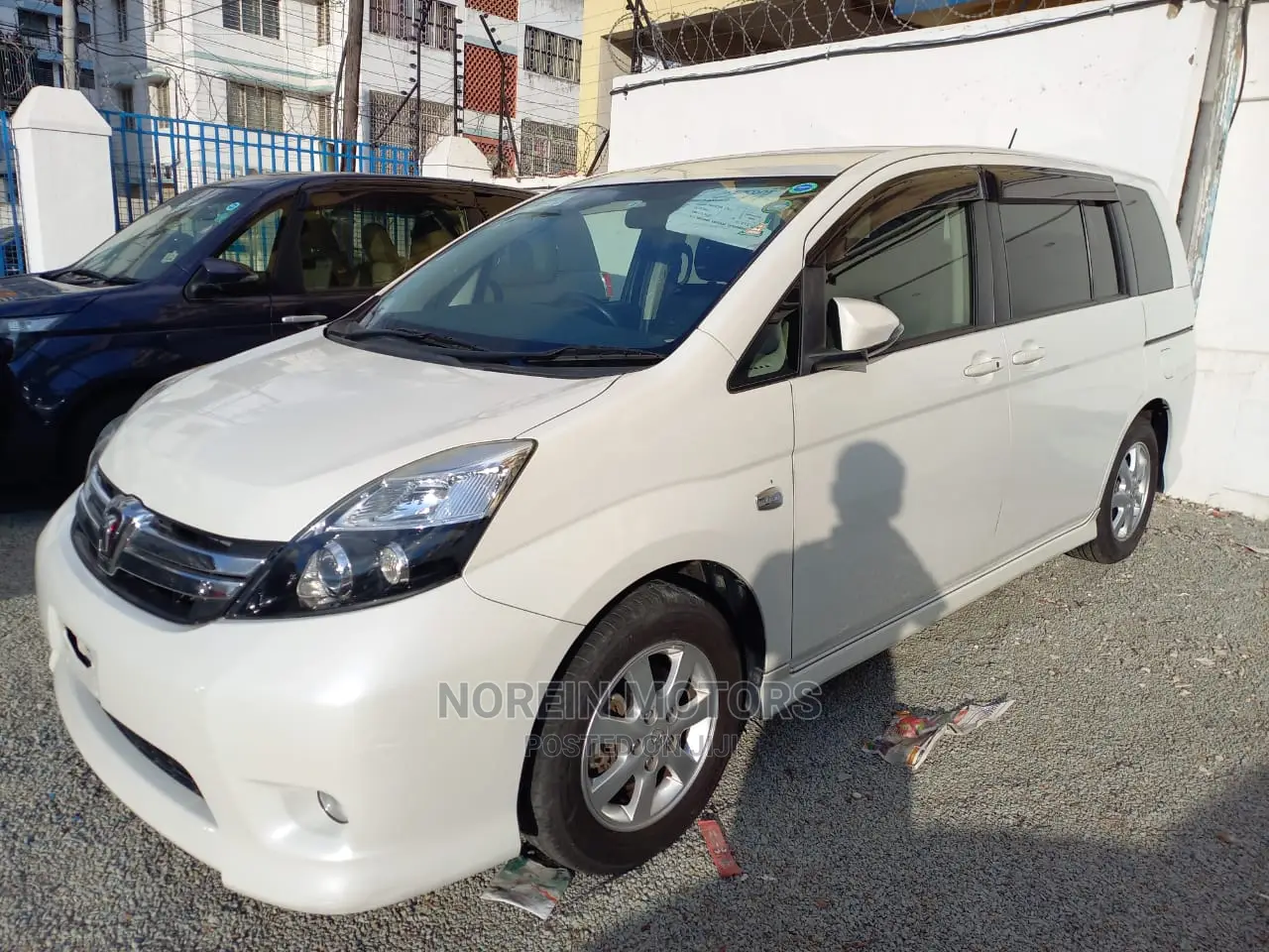 Toyota ISIS 2015 White