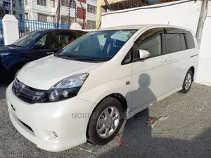 Toyota ISIS 2015 White