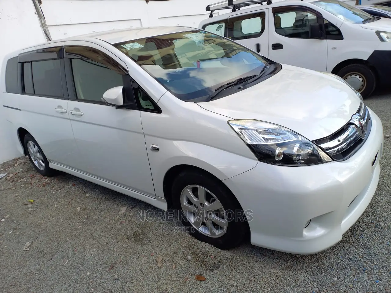 Toyota ISIS 2015 White