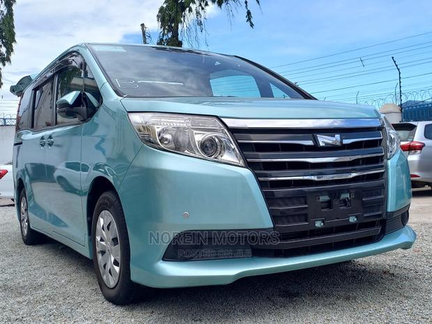 Toyota Noah 2015 Green - thumbnail 2