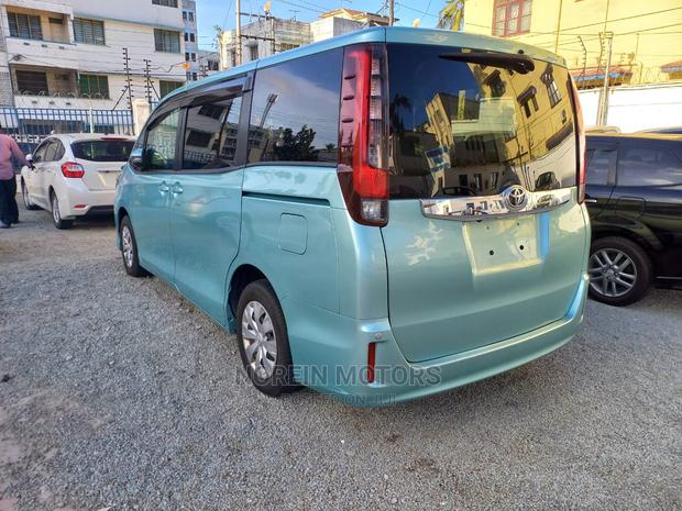 Toyota Noah 2015 Green - thumbnail 3