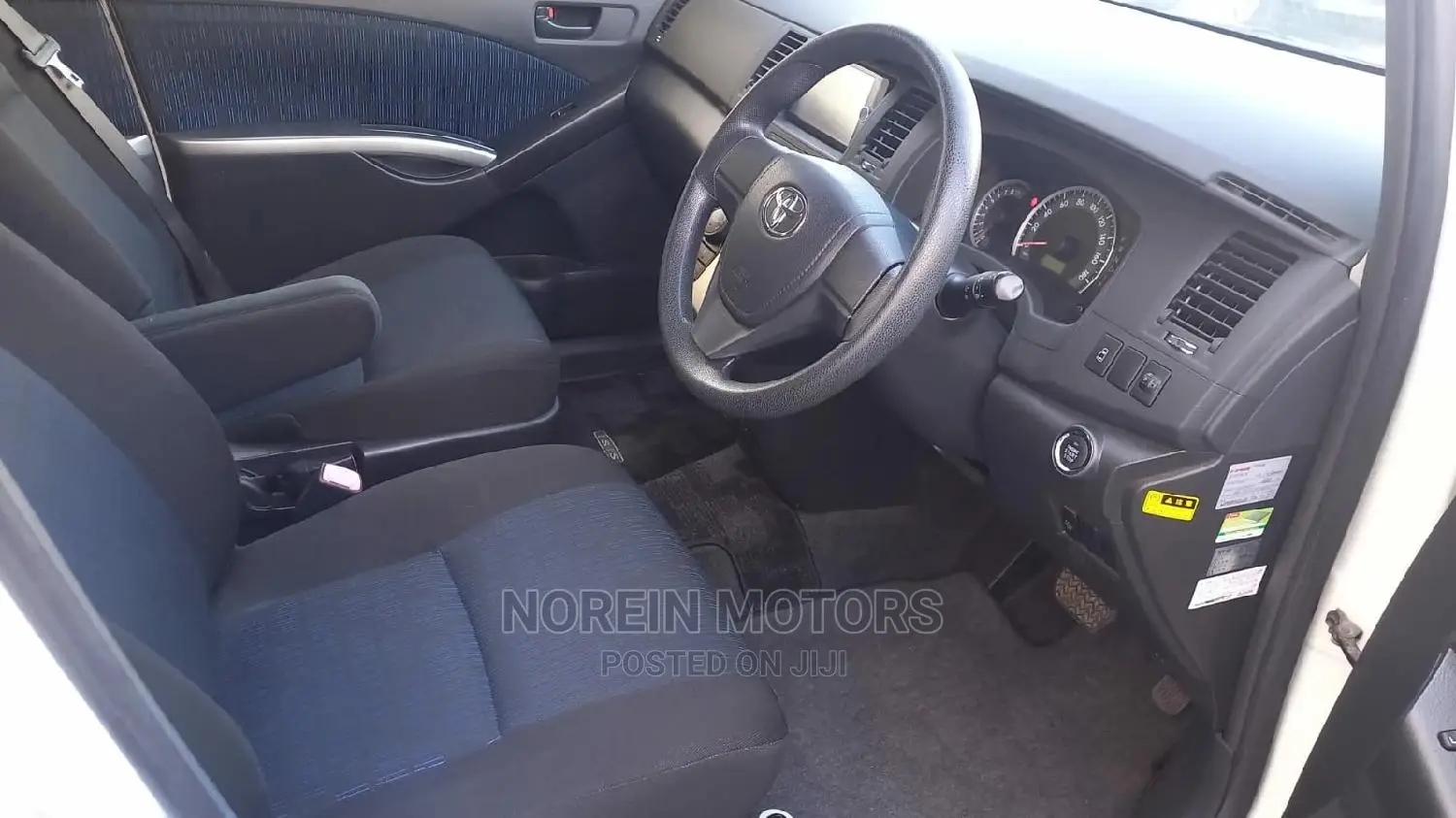 Toyota ISIS 2015 White