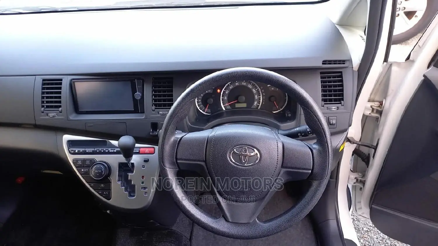 Toyota ISIS 2015 White
