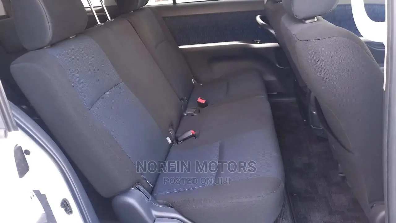 Toyota ISIS 2015 White