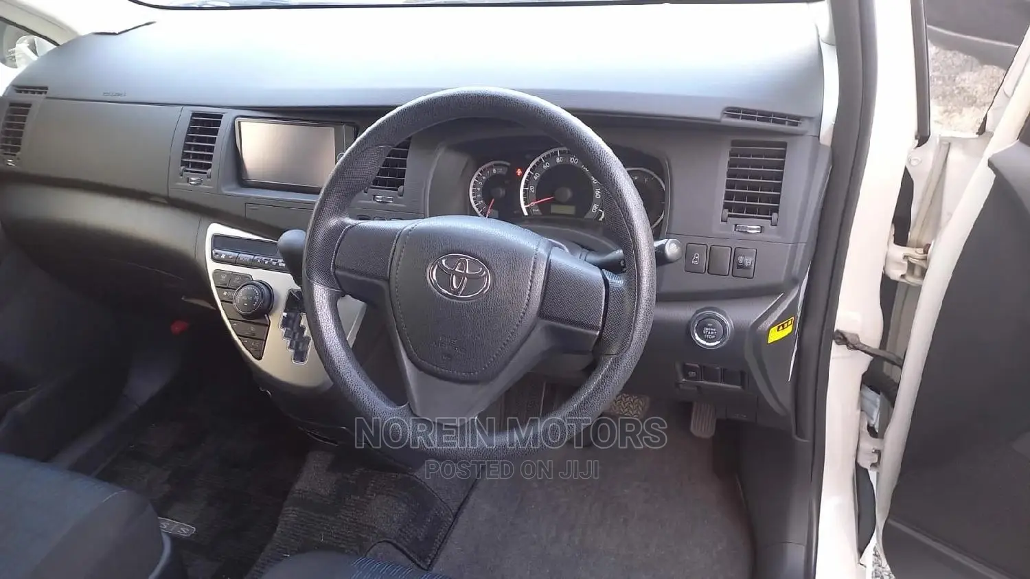 Toyota ISIS 2015 White