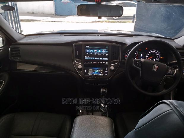 Toyota Crown 2016 Silver - thumbnail 3