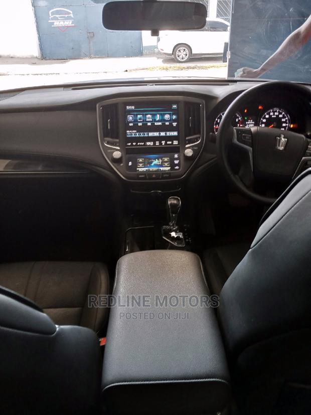 Toyota Crown 2016 Silver - thumbnail 4