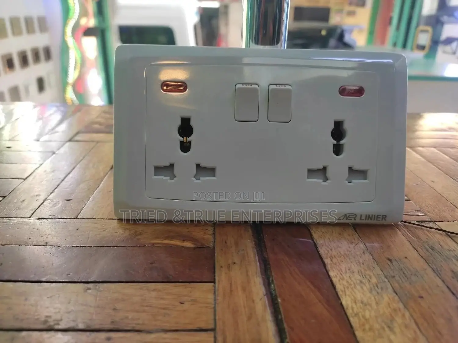 Universal Twin Socket