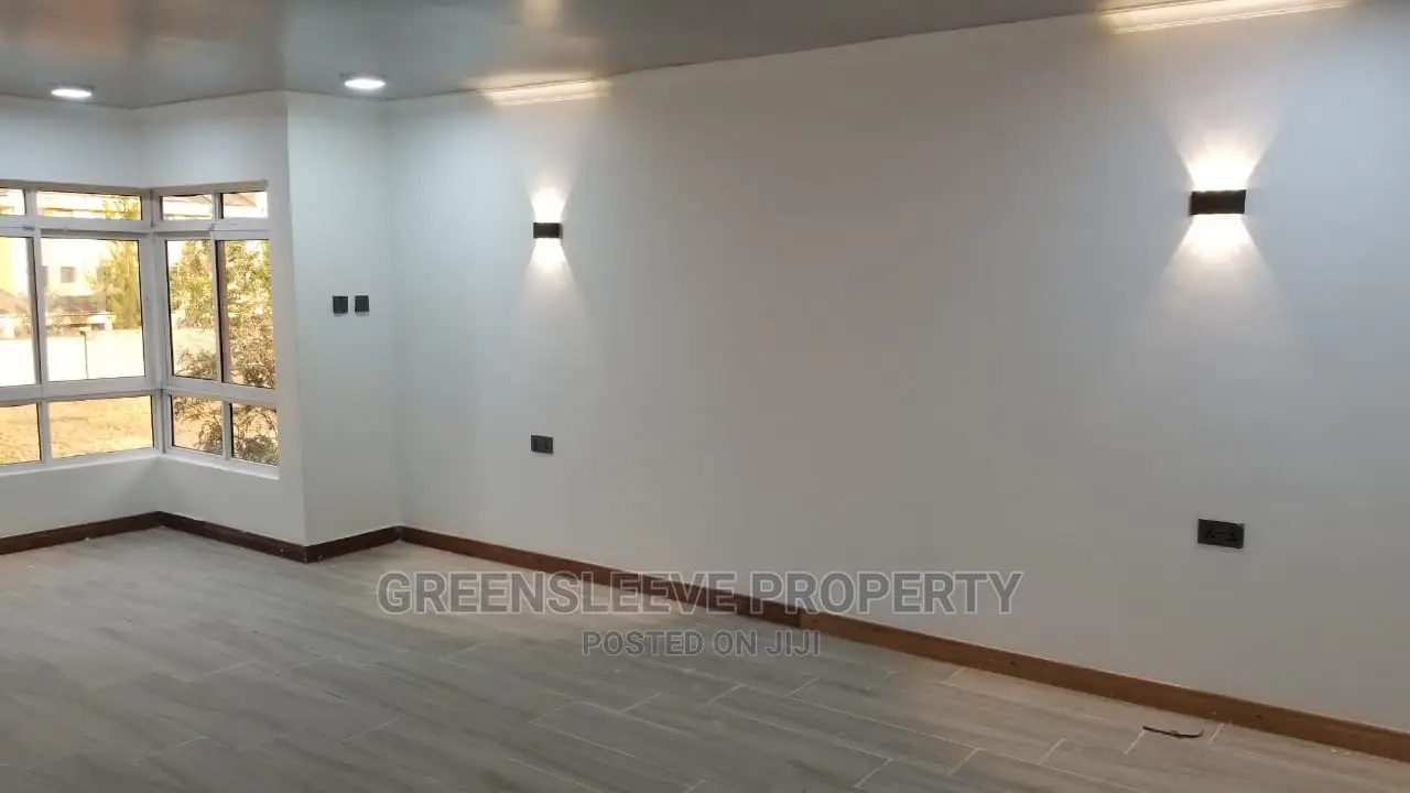 4bdrm Townhouse / Terrace in Bongain, Karen C for Rent