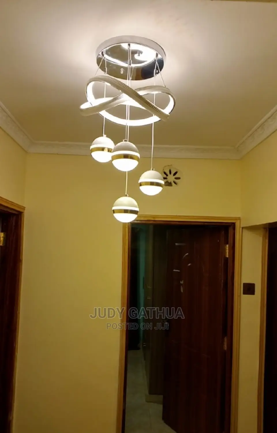 Chanderier With Four Hanging Bulbs