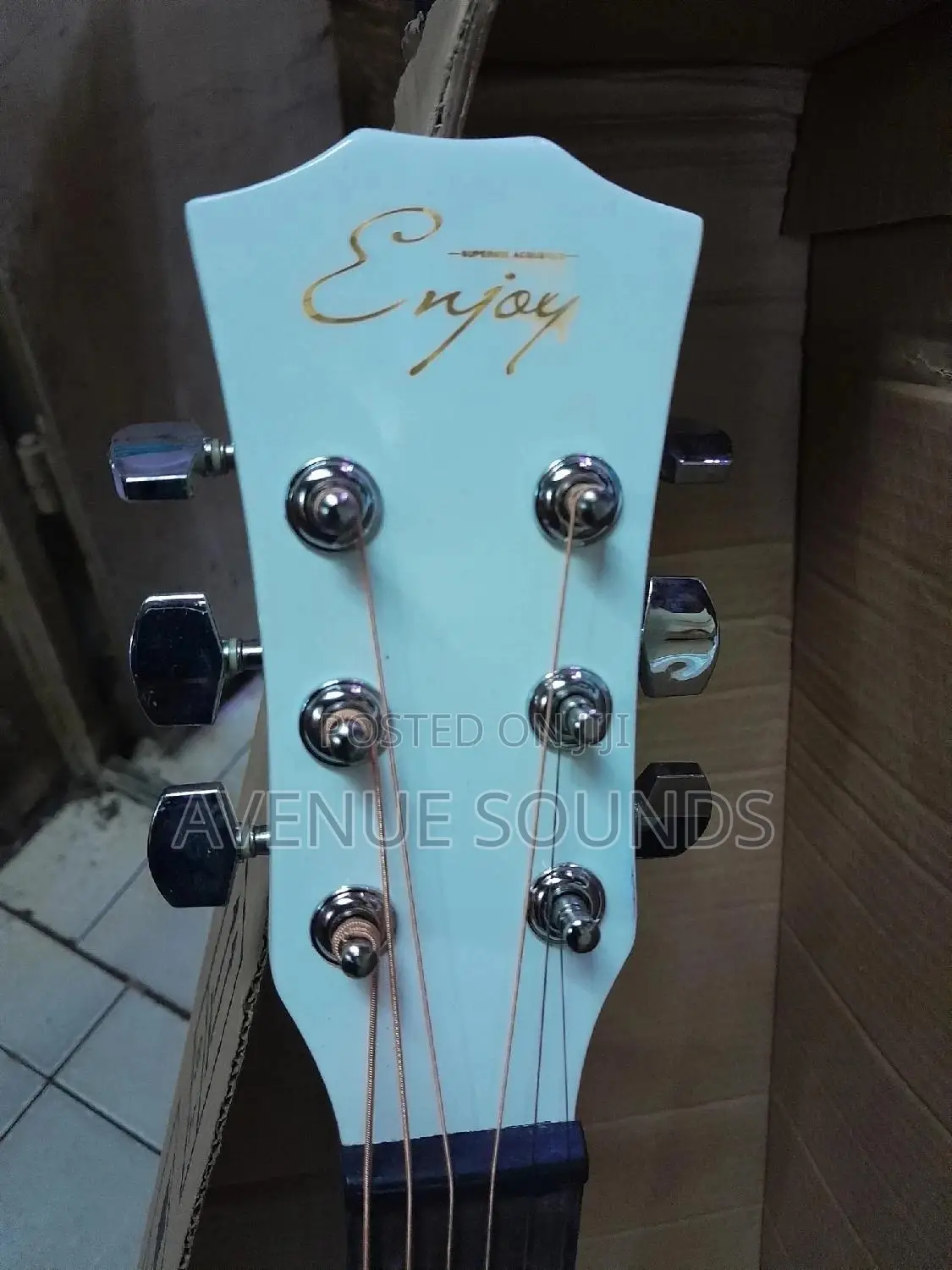 Size 40 Acoustic White Guitar