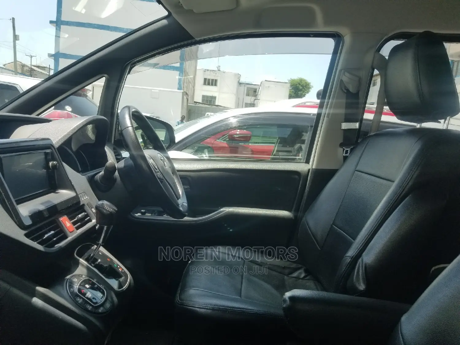 Toyota Voxy 2013 Off White