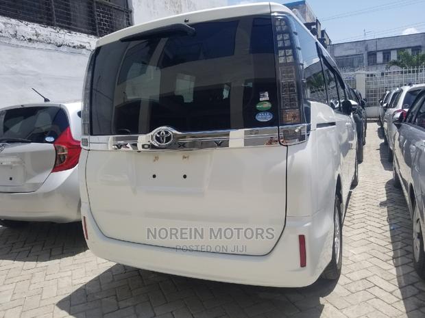 Toyota Voxy 2013 Off White - thumbnail 5