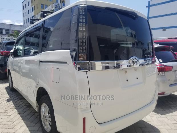 Toyota Voxy 2013 Off White - thumbnail 4
