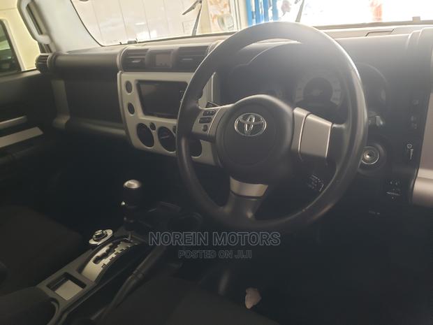 Toyota FJ Cruiser 2015 Beige - thumbnail 3