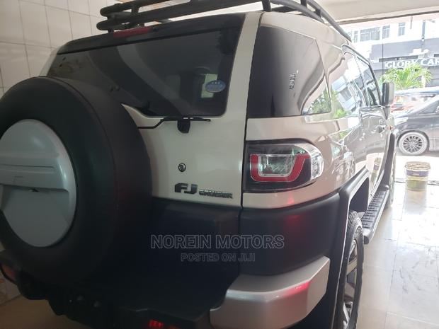 Toyota FJ Cruiser 2015 Beige - thumbnail 5