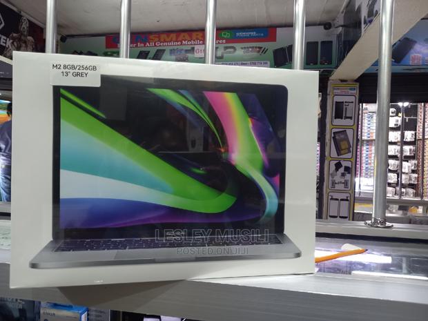 New Laptop Apple MacBook Pro 2022 M2 8GB Apple M2 SSD 256GB