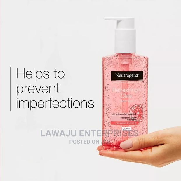 Refreshingly Clear Facial Wash - thumbnail 3