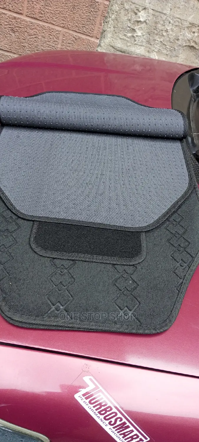 Black Pattern Wollen Mats