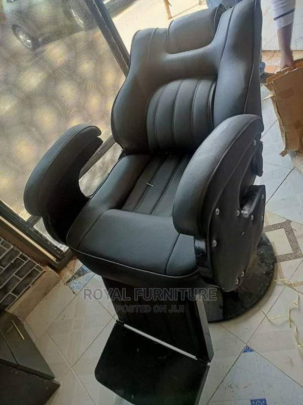 Kinyozi Seat