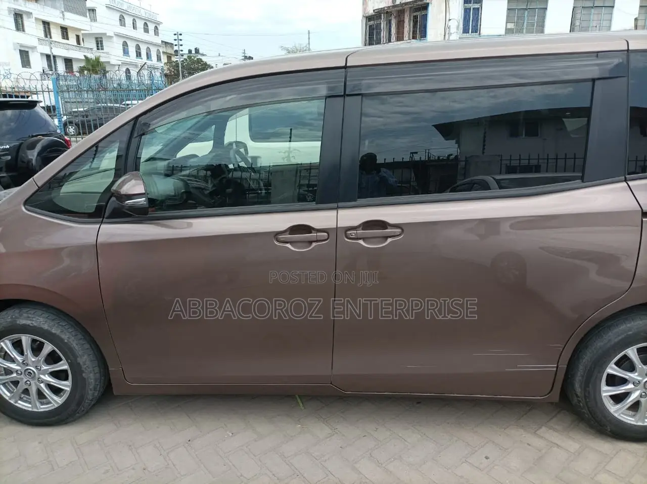 Toyota Noah 2.0 AWD (8 Seater) 2015 Brown