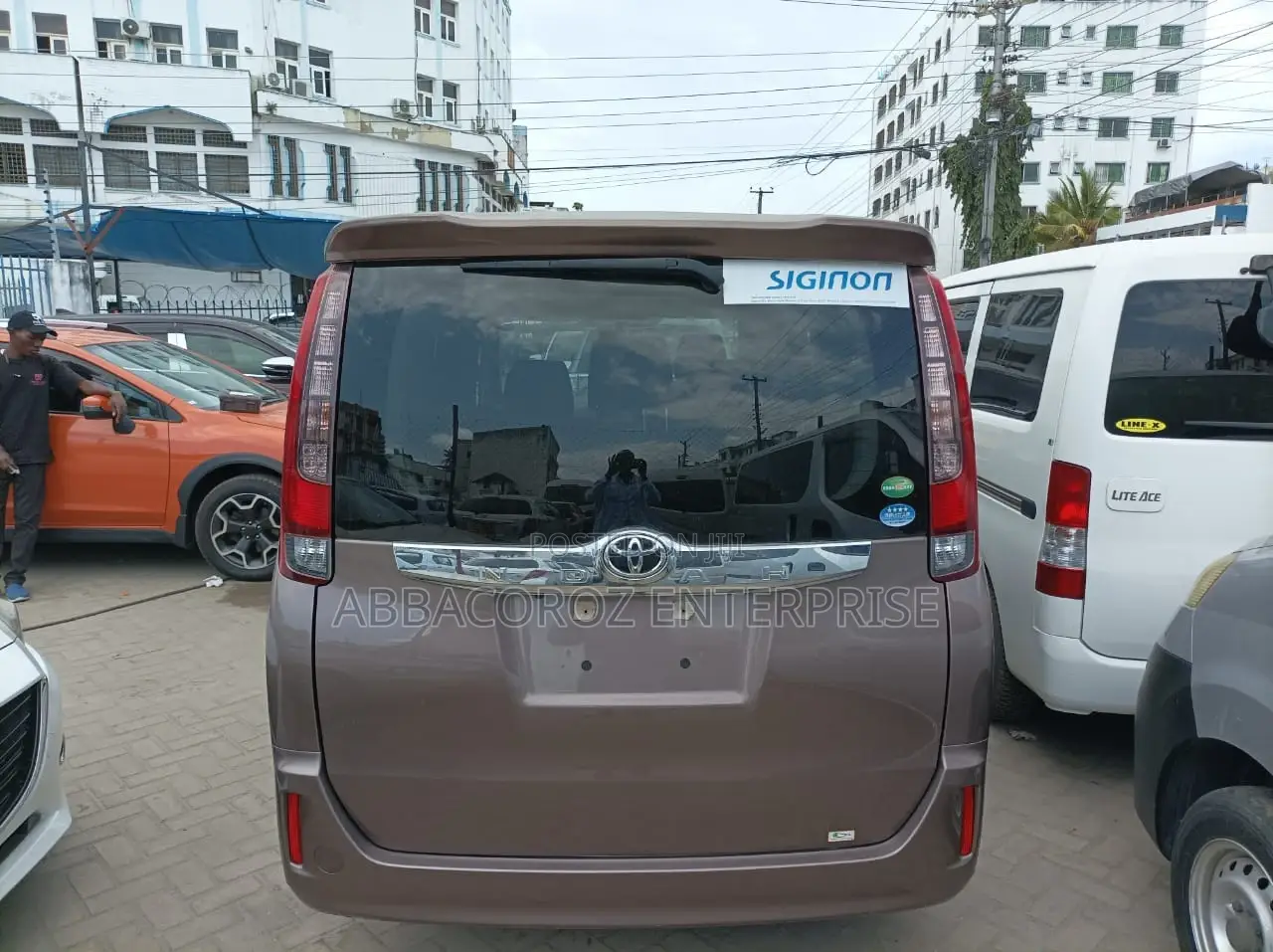 Toyota Noah 2.0 AWD (8 Seater) 2015 Brown
