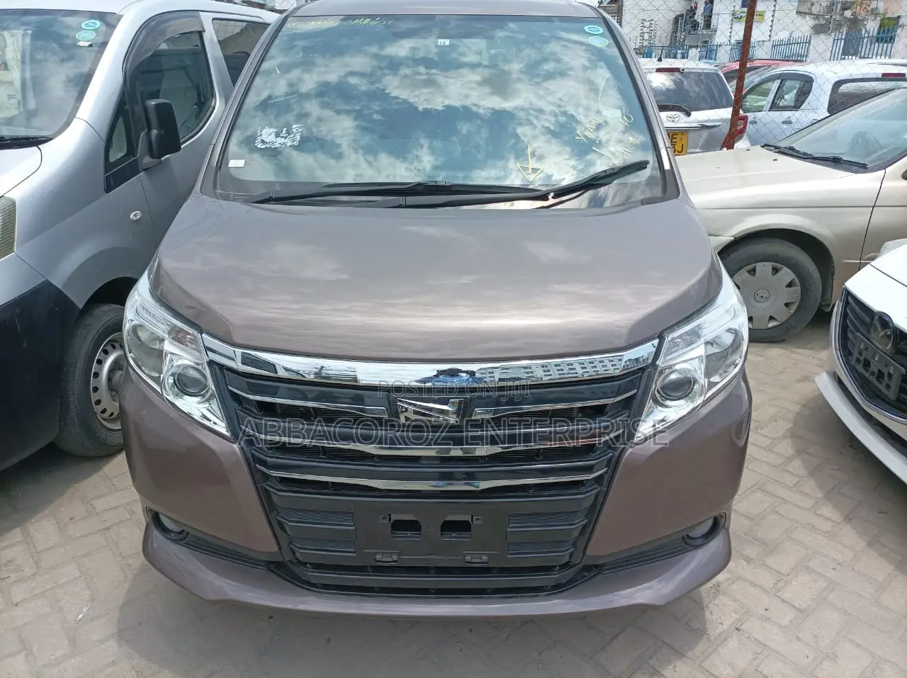 Toyota Noah 2.0 AWD (8 Seater) 2015 Brown