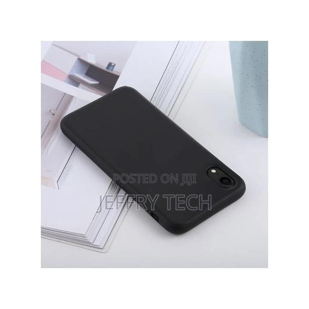 iPhone Xr Silicone Black Case - thumbnail 3