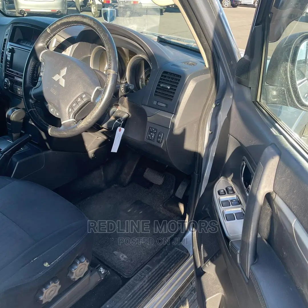 Mitsubishi Pajero Exceed 2017 Silver