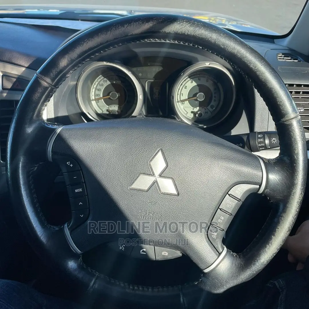 Mitsubishi Pajero Exceed 2017 Silver