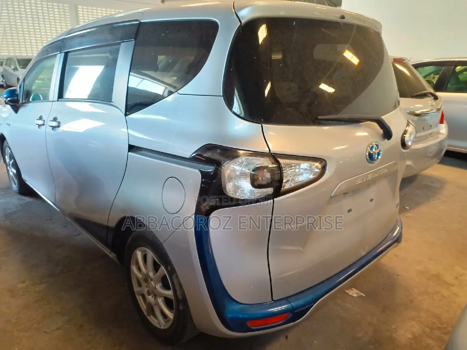 Toyota Sienta 1.5 Hybrid FWD (6-Seater) 2015 Silver