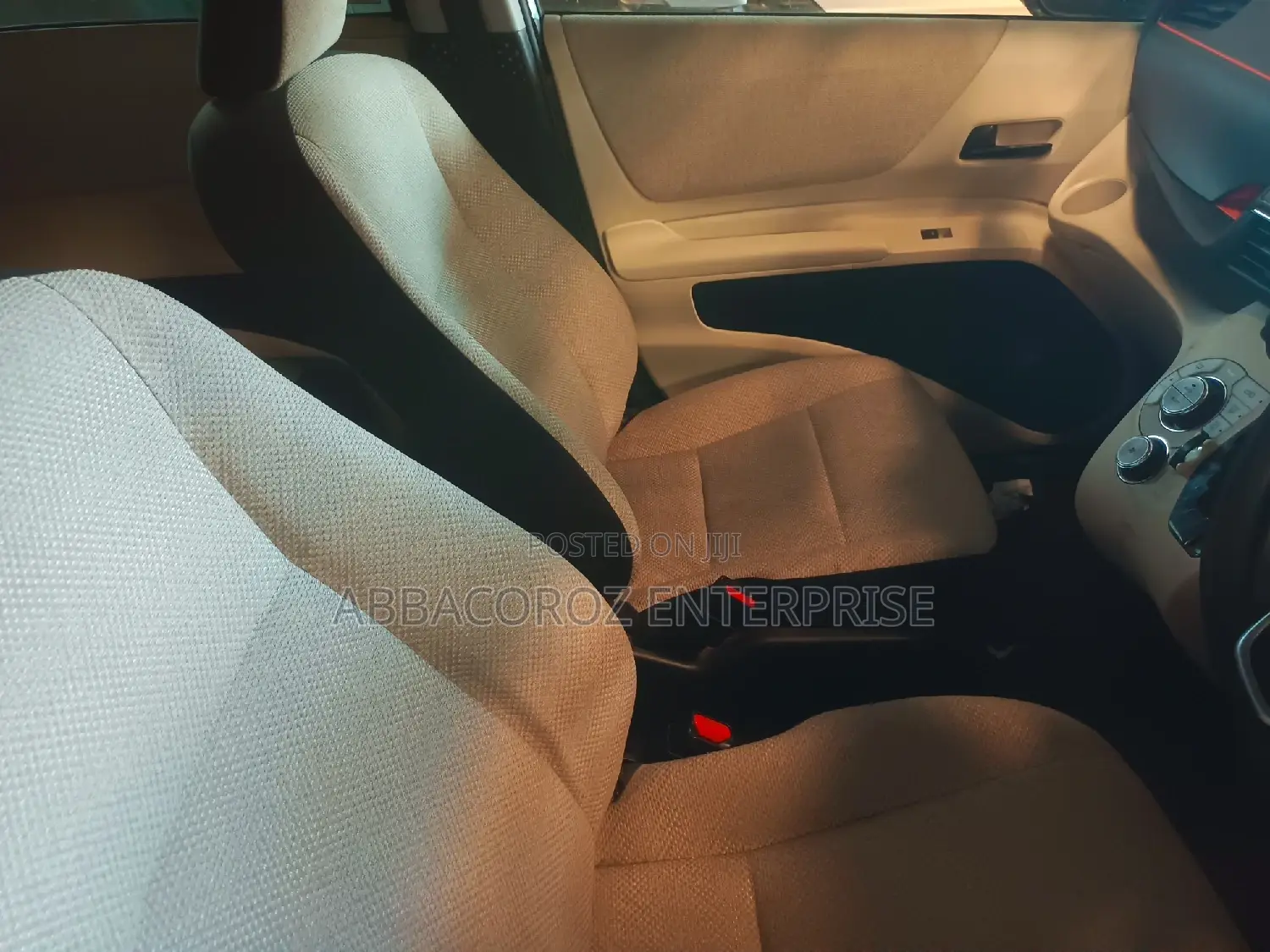 Toyota Sienta 1.5 Hybrid FWD (6-Seater) 2015 Silver