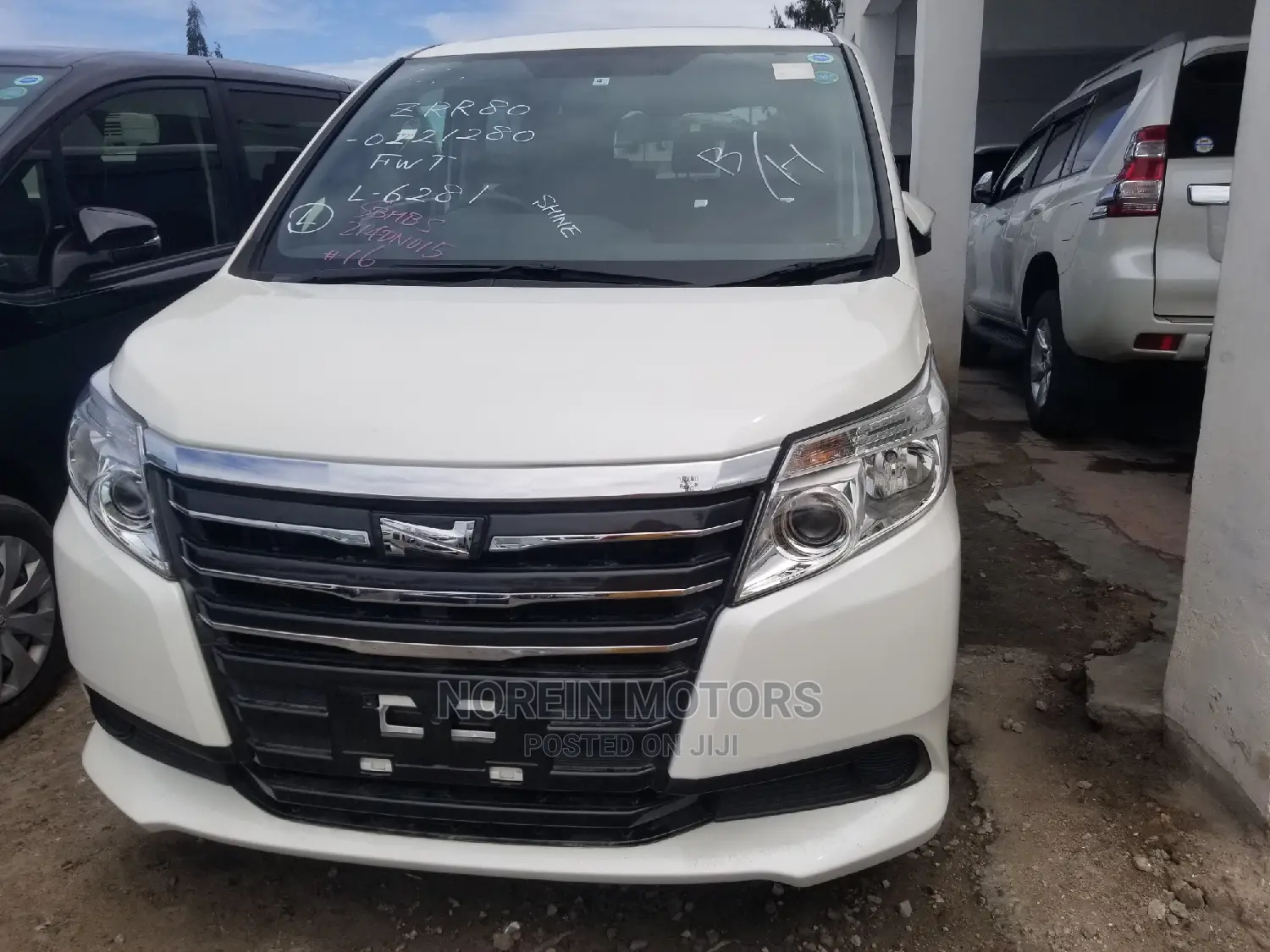 Toyota Noah 2014 White