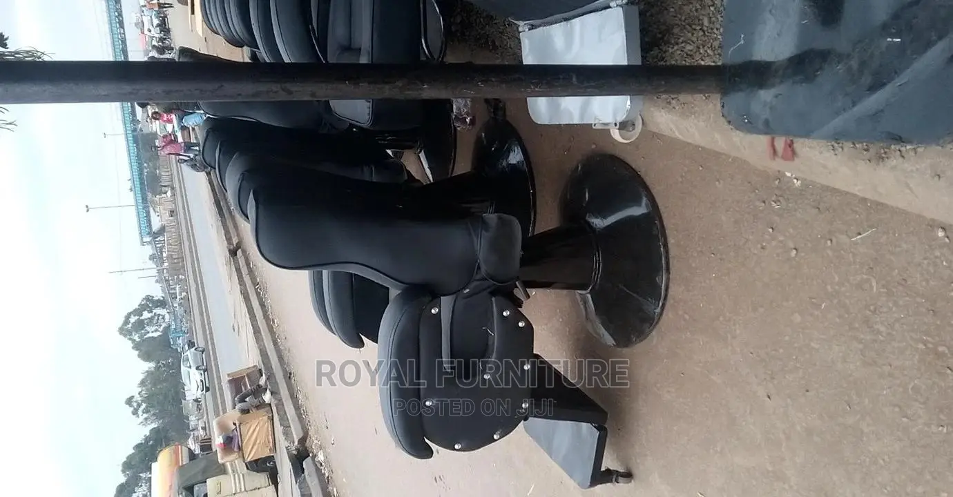 Kinyozi Seats
