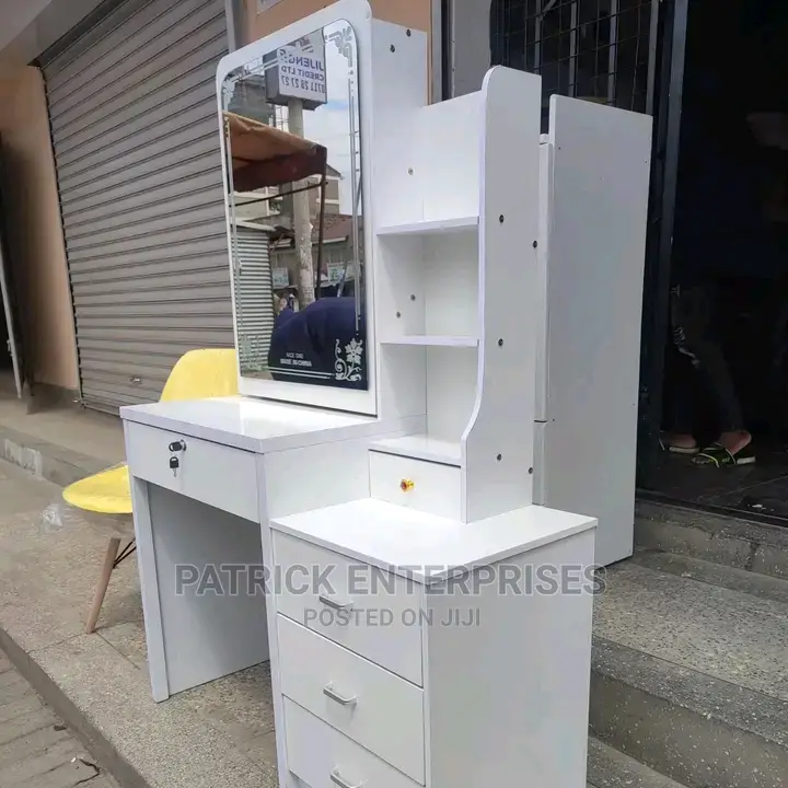 European Morden Dressing Table With a Sliding Mirror