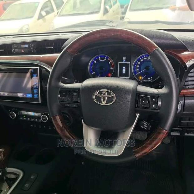 Toyota Hilux 2015 Silver - thumbnail 5