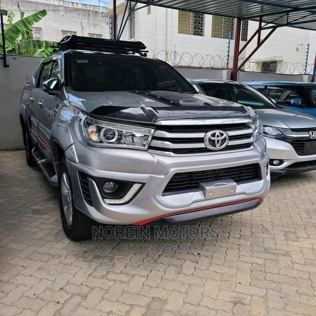 Toyota Hilux 2015 Silver - thumbnail 2