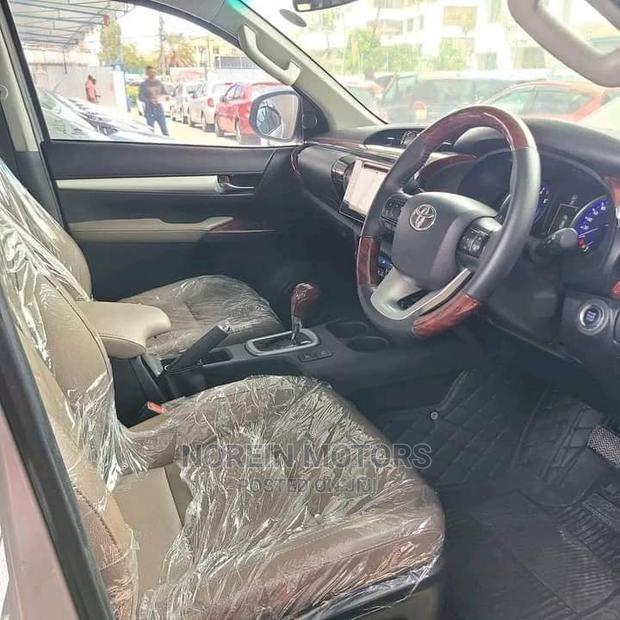 Toyota Hilux 2015 Silver - thumbnail 3