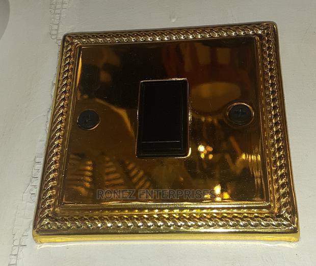 One Gang Mirror - main view