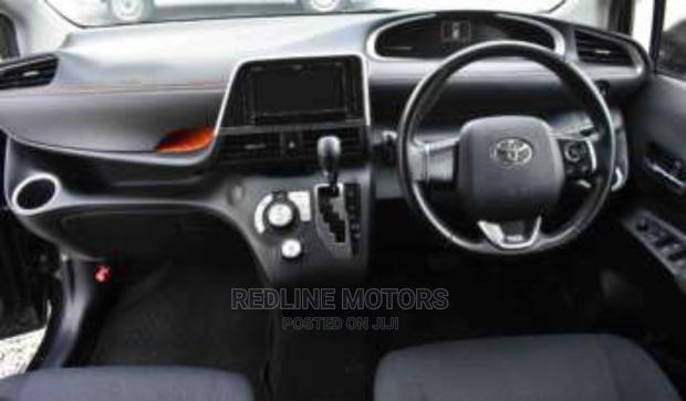 Toyota Sienta 2017 Black - thumbnail 2